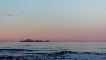 beau lever de soleil ensoleillé et rose sur la plage video