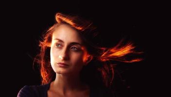mujer con el pelo al viento foto