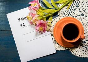 taza de café con flores y nota con lugar para texto foto