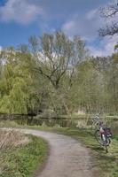 sendero en el río nette en el parque natural de schwalm nette,región del bajo Rin,alemania