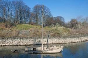 Barco de pesca de anguila histórico hundido llamado aalschokker, barco de pesca tradicional en el río Rin en Renania, Alemania foto