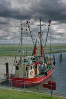 Barco camaronero en suederhafen, península de Nordstrand, Mar del Norte, Frisia del Norte, Alemania foto