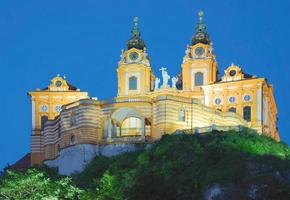 Monasterio de Melk en la noche, el río Danubio, el valle de Wachau, Baja Austria foto