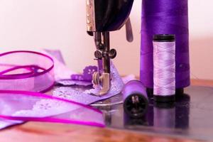 máquina de coser antigua y elementos de costura foto