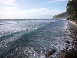 vagues se brisant sur la plage en asie tropicale. video