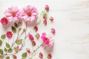 hermosas flores rosas sobre fondo blanco de madera, concepto de día de San Valentín con espacio para copiar foto