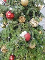 arbol de navidad en el centro de la ciudad foto