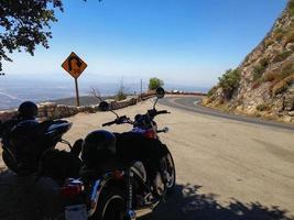 motocicletas estacionadas fuera de la autopista giro cerrado foto