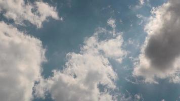 achtergrond van helder blauw lucht en drijvend wit wolken. dramatisch lucht, weer voordat regen met grijs bijeenkomst wolken. video