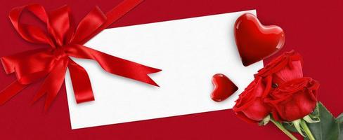 tarjeta de felicitación del día de san valentín con corazones rojos y espacio para tus saludos. foto