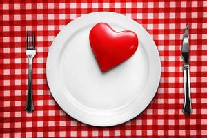 el día de san valentín comedor en forma de corazón o concepto de cuidado de la nutrición de la salud. foto