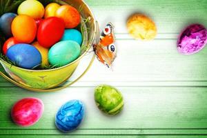 fondo de Pascua con coloridos huevos de Pascua sobre fondo de madera. foto