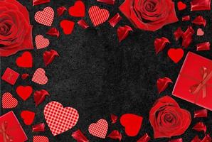 fondo de amor. corazones rojos de san valentín, caja de regalo romántica y espacio para copiar. foto