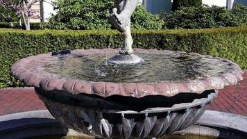 niño fuente con peces. en el cuenco de la fuente hay una escultura de bronce de un niño, que sostiene en sus manos dos peces, de los que brotan chorros. ucrania, kiev - 05 de junio de 2021. video