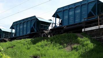 ein Güterzug fährt über eine alte Stahlbrücke über den Fluss. Eisenbahnbrücke, über die der Zug fährt. Verkehrskonzept. video