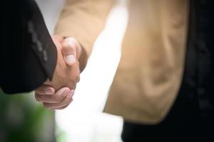 hombres de negocios dándose la mano para indicar un negocio, gestión exitosa de contratos de la empresa, firma de un acuerdo, socio comercial, nuevas oportunidades para el futuro de la industria, empresa conjunta foto