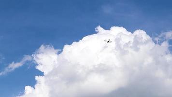 Pequeño jet privado ultraligero impulsado por hélice que vuela en el cielo con nubes sobre el aeródromo. vista trasera de un avión turbohélice despegando. video