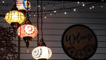 lumières décoratives colorées et lanterne