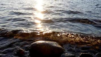 o pôr do sol brilha nas ondas do lago video