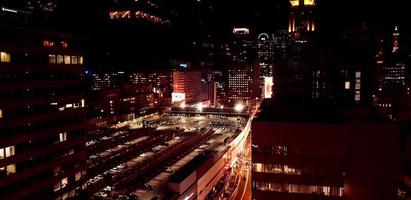 osaka, japón en julio de 2019. vista nocturna de la ciudad de osaka o 'la cocina de la nación', desde diferentes alturas y ángulos a bordo de la noria hep cinco foto