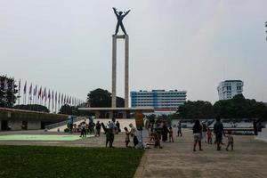 jakarta, indonesia en agosto de 2022. visitantes amantes de la flora y la fauna que visitan la exposición flona 2022 en el campo banteng en el centro de yakarta. foto