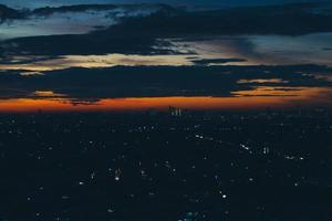 el horizonte es un hermoso cielo al atardecer con un color naranja en el cielo que se está oscureciendo foto