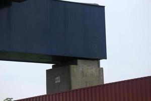 los pernos y tuercas azules de la estructura con grandes dimensiones están hechos de acero de alta calidad, acero de alta resistencia. foto