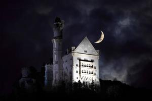 castillo de neuschwanstein por la noche en invierno foto