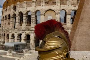 timón de gladiador metálico en el fondo del coliseo de roma foto