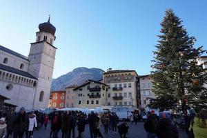 trento, italia - 9 de diciembre de 2017 - gente en el tradicional mercado navideño foto