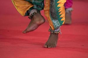 detalle de pie de danza tradicional india foto