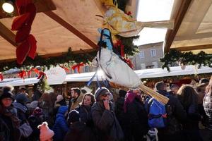 trento, italia - 9 de diciembre de 2017 - gente en el tradicional mercado navideño foto