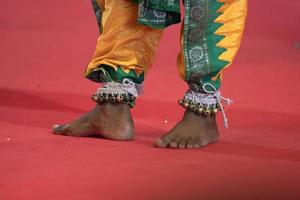 detalle de pie de danza tradicional india foto