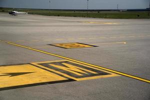 Vista de la pista de aterrizaje de la terminal del aeropuerto de Génova foto