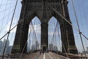 nueva york, estados unidos, 2 de mayo de 2019 - puente de brooklyn lleno de turistas foto