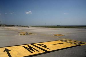 Vista de la pista de aterrizaje de la terminal del aeropuerto de Génova foto