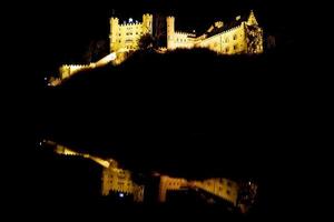 vista del castillo de hohenschwangau por la noche en invierno foto