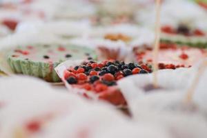 sabrosos dulces veganos dispuestos en la mesa para la recepción de bodas foto