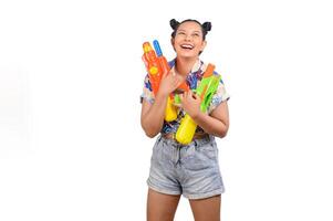 retrato mujer sonriente en el festival de songkran con pistola de agua foto