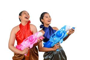 dos hermosas mujeres en el festival de songkran con pistola de agua foto