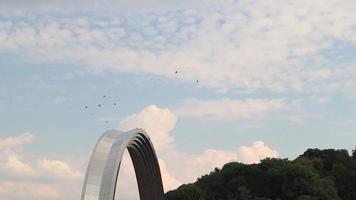 monumento em kiev arco memorial da amizade dos povos em um dia ensolarado de verão contra um céu azul. marcos históricos na capital da ucrânia. Ucrânia, Kiev - 5 de agosto de 2020. video