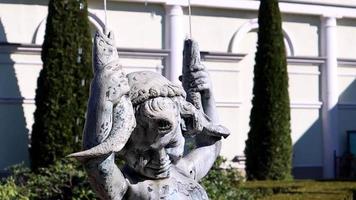 niño fuente con peces. en el cuenco de la fuente hay una escultura de bronce de un niño, que sostiene en sus manos dos peces, de los que brotan chorros. ucrania, kiev - 05 de junio de 2021. video