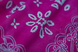 textura de fondo tela batik en mal estado colores rosa y blanco foto
