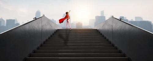 manera exitosa de negocios, cómo tener éxito y ser un logro y enfocarse en el concepto de objetivo, una joven siendo un superhéroe de pie y mirando hacia afuera, subiendo escaleras para llegar a la cima de la ciudad foto