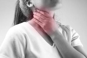 las mujeres tienen dolor de cuello, concepto de enfermedad en blanco y negro