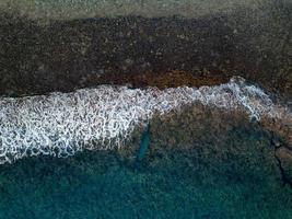 vista aérea de las olas en el arrecife de las islas cook de polinesia foto