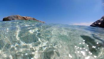 vista submarina de agua cristalina de Cerdeña mientras se bucea foto