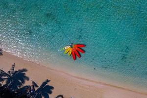 canoa y kayaks como flor en polinesia isla cook paraíso tropical vista aérea foto