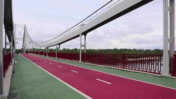 puente peatonal del parque sobre el río dnieper, que conecta la parte central de kiev con el área del parque y las playas de la isla de trukhaniv. ucrania, kiev - 2 de junio de 2020. video