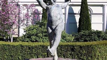 Fontana ragazzo con Pesci. su il ciotola di il Fontana Là è un' scultura di un' ragazzo fatto di bronzo, chi detiene nel il suo mani Due pesce, a partire dal quale getti siamo zampillante. Ucraina, kiev - giugno 05, 2021. video